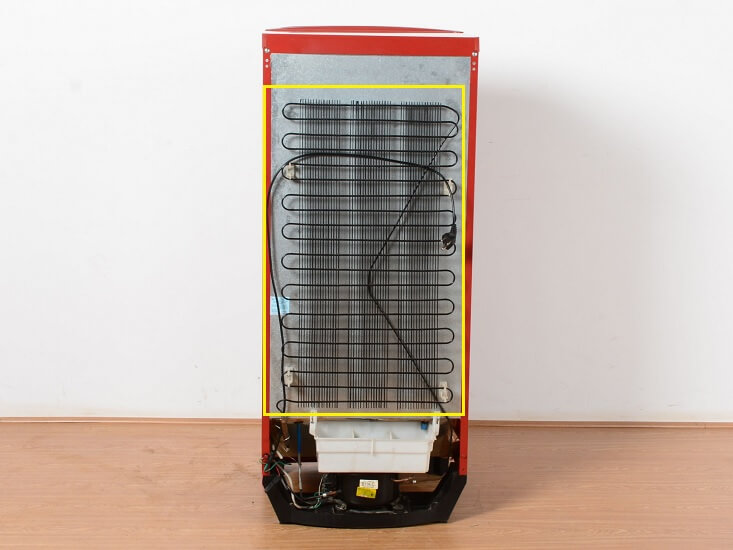 Dàn nóng nằm bên ngoài tủ lạnh để tỏa nhiệt ra môi trường xung quanh