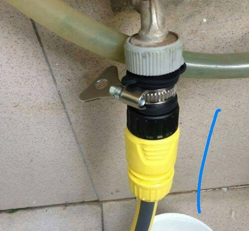 Nối ống nước vào vòi cấp nước khi rửa xe