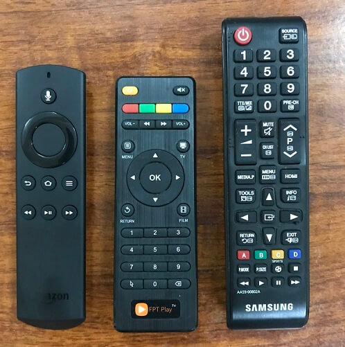 Thiết kế tối giản của Fire TV Stick (bên trái)