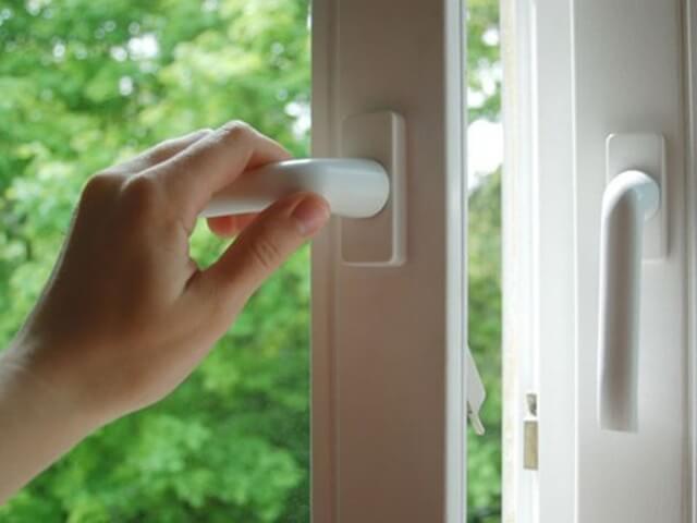 Mở cửa sẽ giúp giảm độ ẩm trong nhà khi dùng máy làm mát không khí