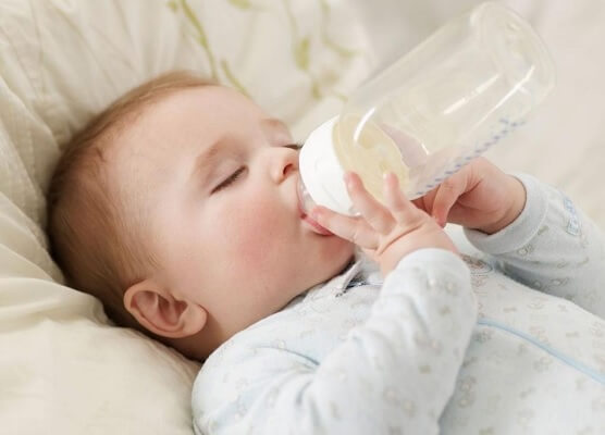 Trẻ 6 - 12 tháng cần được bổ sung uống sữa công thức