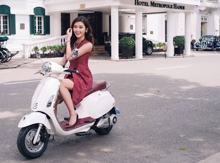 Xe máy điện nhỏ gọn và thời trang rất hợp với các chị em